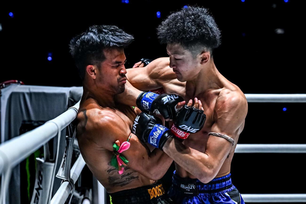 強烈なヒジを入れる士門（右）（C）ONE Championship