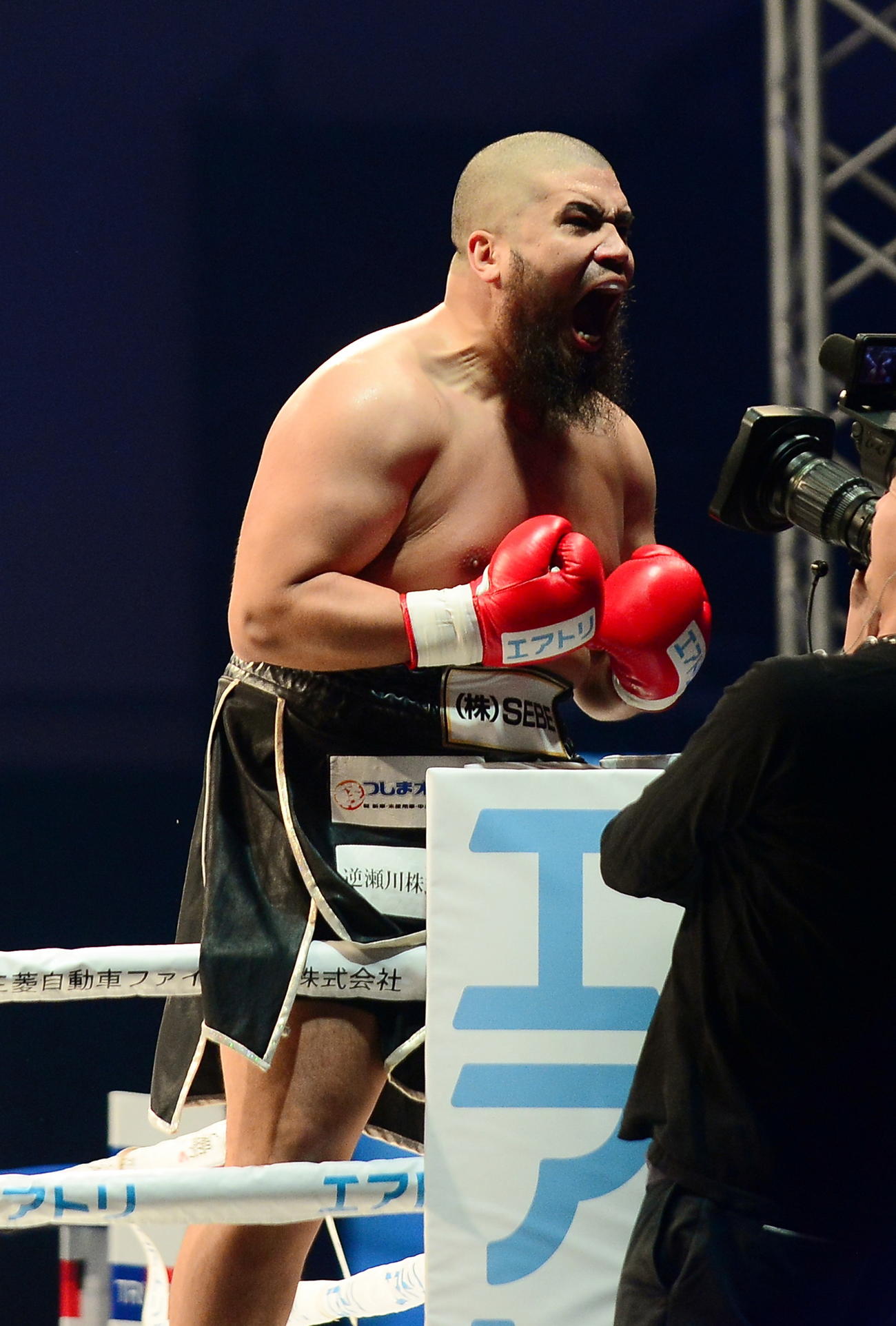9カ月ぶりの復帰戦でTKO勝ちを収め、ほえる但馬ミツロ