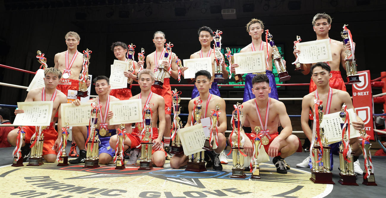 全日本新人王各階級優勝者たち。前列左からミニマム級杉浦、ライトフライ級寺下、フライ級佐野、スーパーフライ級村田、バンタム級西屋、スーパーバンタム級山本、後列左からフェザー級北本、スーパーフェザー級梶野、ライト級本多、スーパーライト級田下、ウエルター級住田、ミドル級吉野（撮影・中島郁夫）