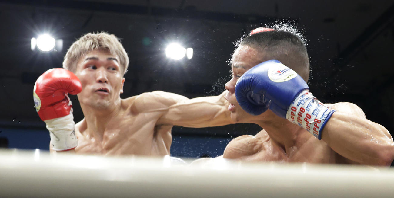 友良（右）に左フックを浴びせる北本（撮影・中島郁夫）
