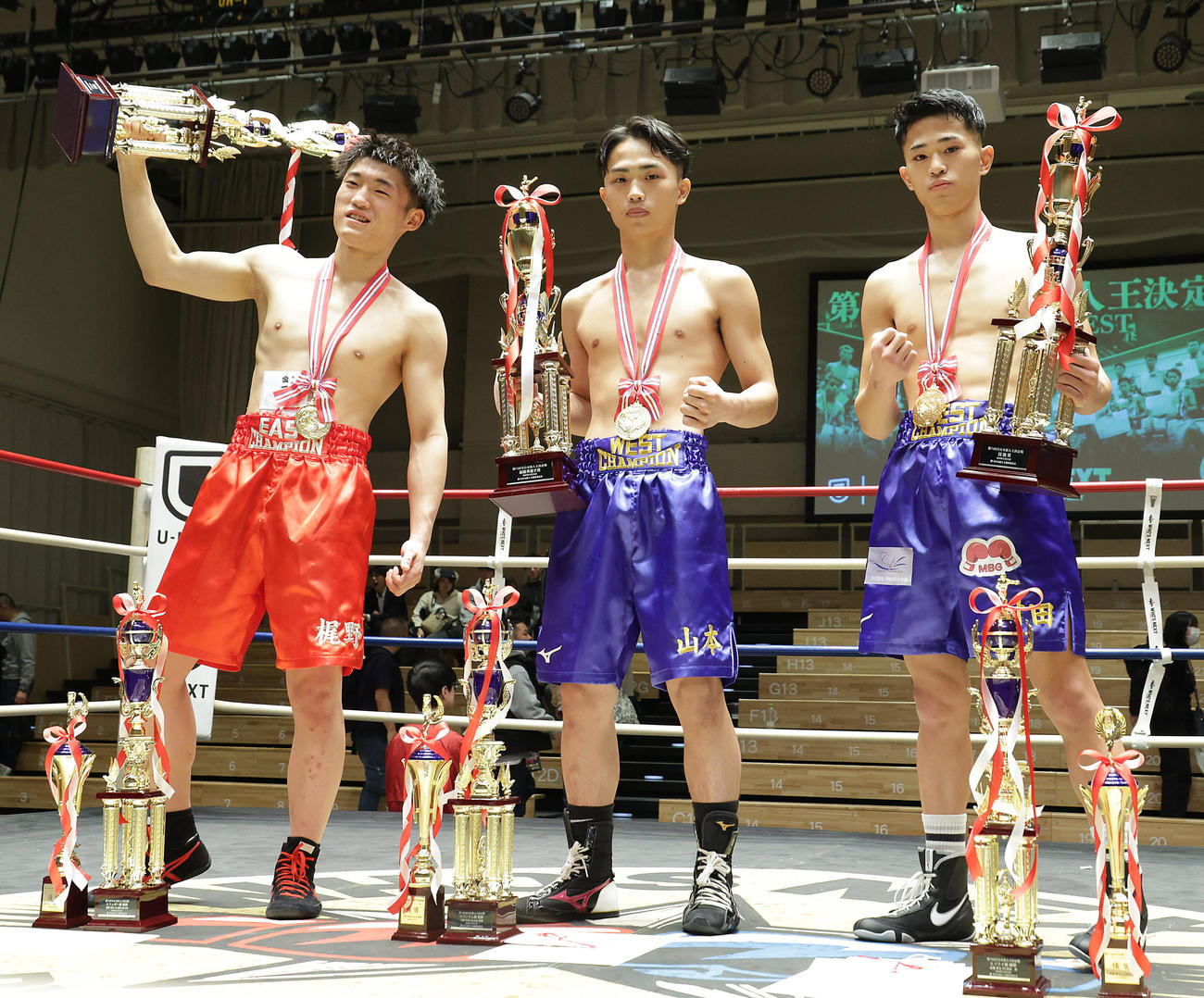 全日本新人王三賞受賞者たち。左から敢闘賞スーパーフェザー級梶野、MVPスーパーバンタム級山本、技能賞スーパーフライ級村田（撮影・中島郁夫）
