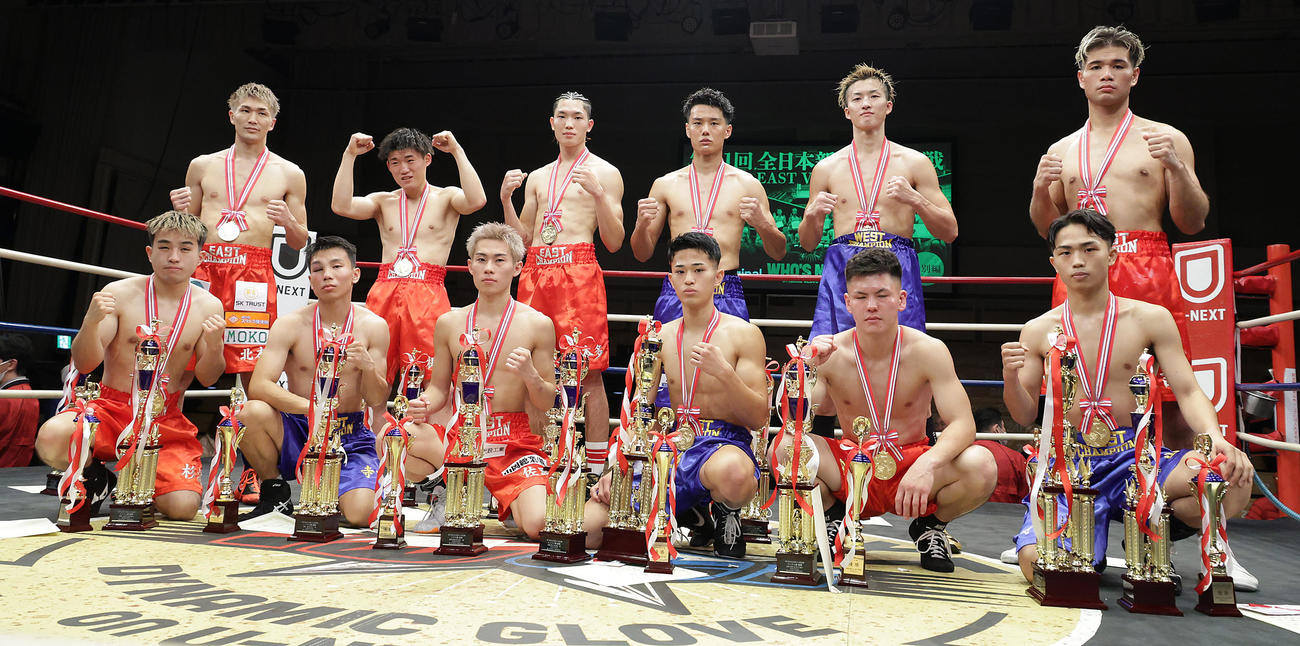 全日本新人王各階級優勝者たち。前列左からミニマム級杉浦、ライトフライ級寺下、フライ級佐野、スーパーフライ級村田、バンタム級西屋、スーパーバンタム級山本、後列左からフェザー級北本、スーパーフェザー級梶野、ライト級本多、スーパーライト級田下、ウエルター級住田、ミドル級吉野（撮影・中島郁夫）