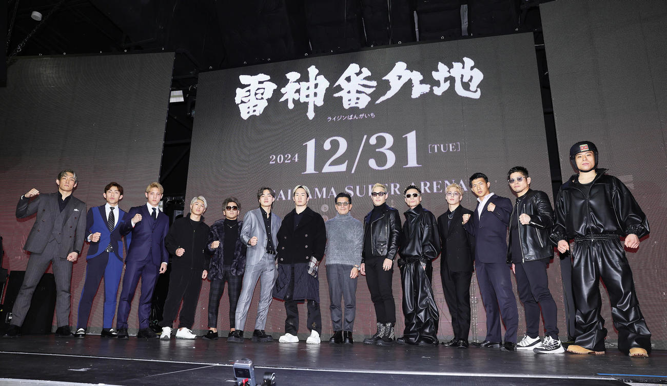 RIZIN DECADE　第2部　追加対戦カード発表記者会見で記念撮影に臨む朝倉（中央左）、RIZIN榊原CEO（同右）と出場選手たち（撮影・足立雅史）