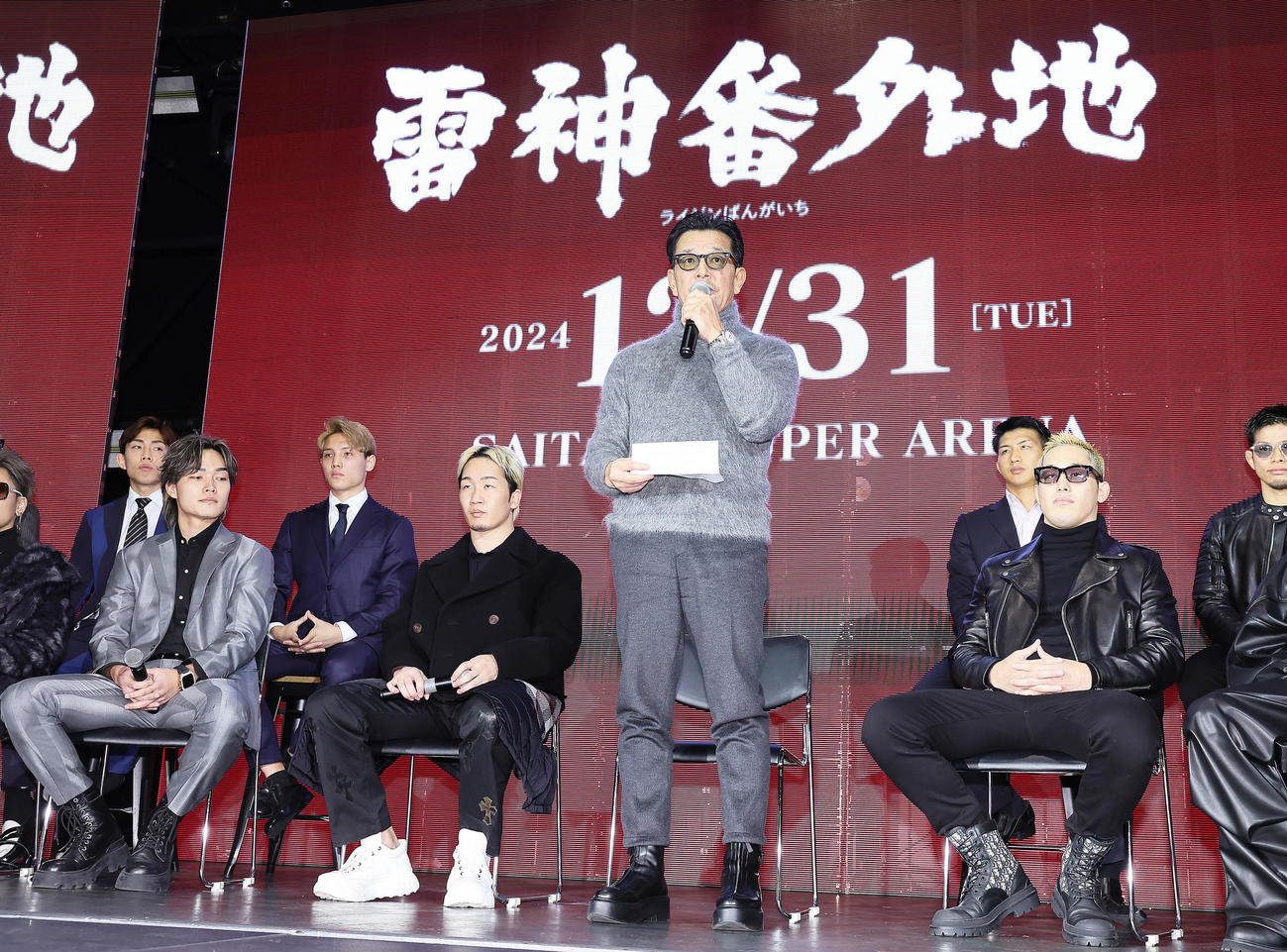 RIZIN DECADE　第2部　追加対戦カード発表記者会見を欠席した平本のメッセージを読み上げるRIZIN榊原CEO（中央右）。同左は朝倉（撮影・足立雅史）