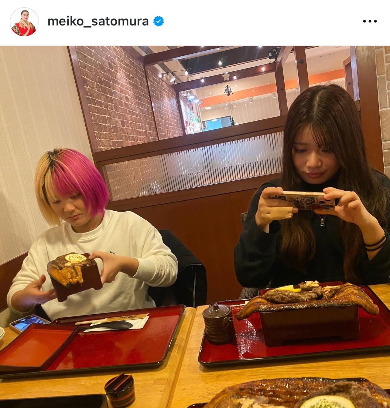 うな牛バーグの写真を撮るYUNAと岡優里佳（里村明衣子のインスタグラムから）