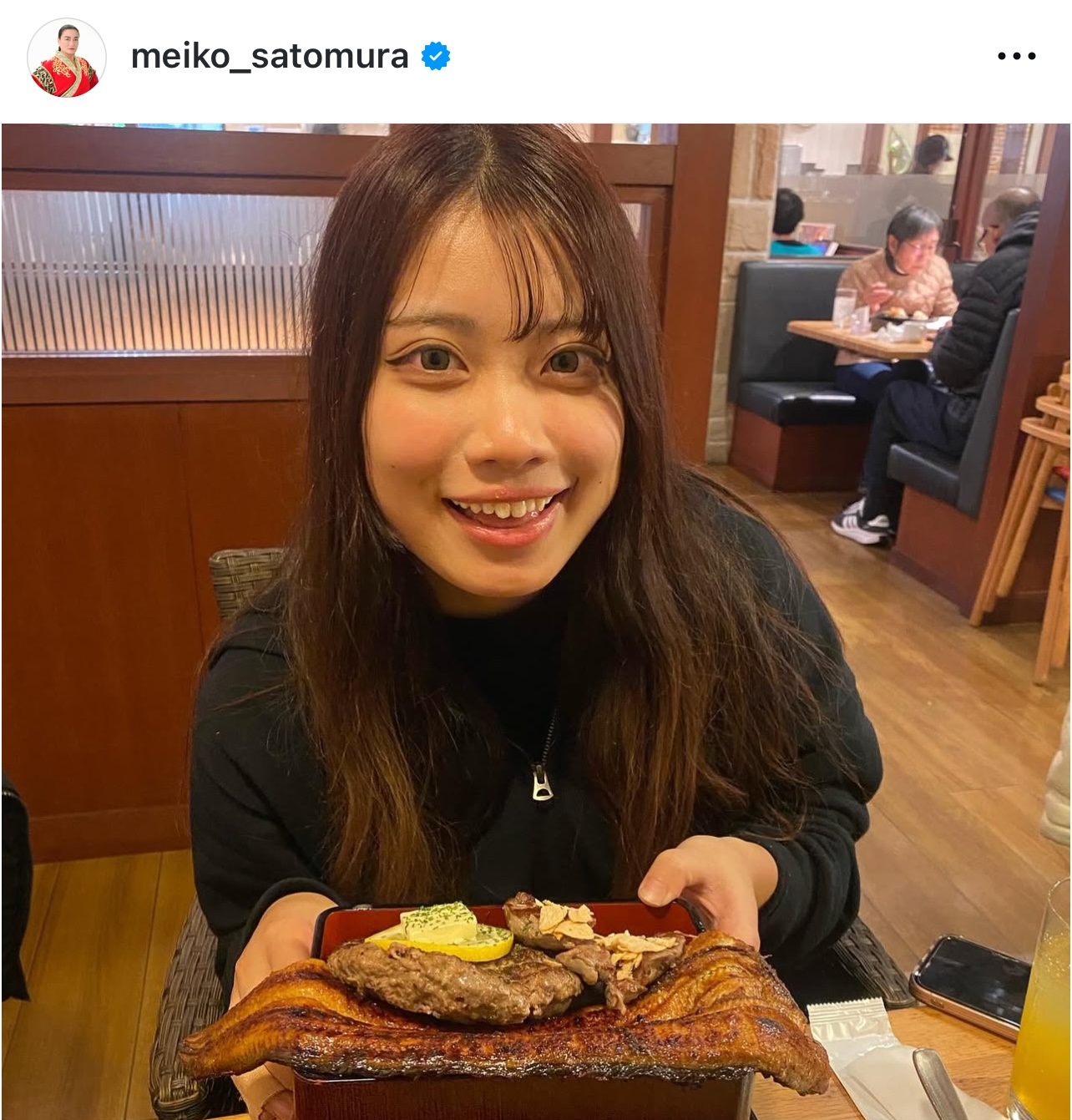 うな牛バーグを見せるYUNA（里村明衣子のインスタグラムから）