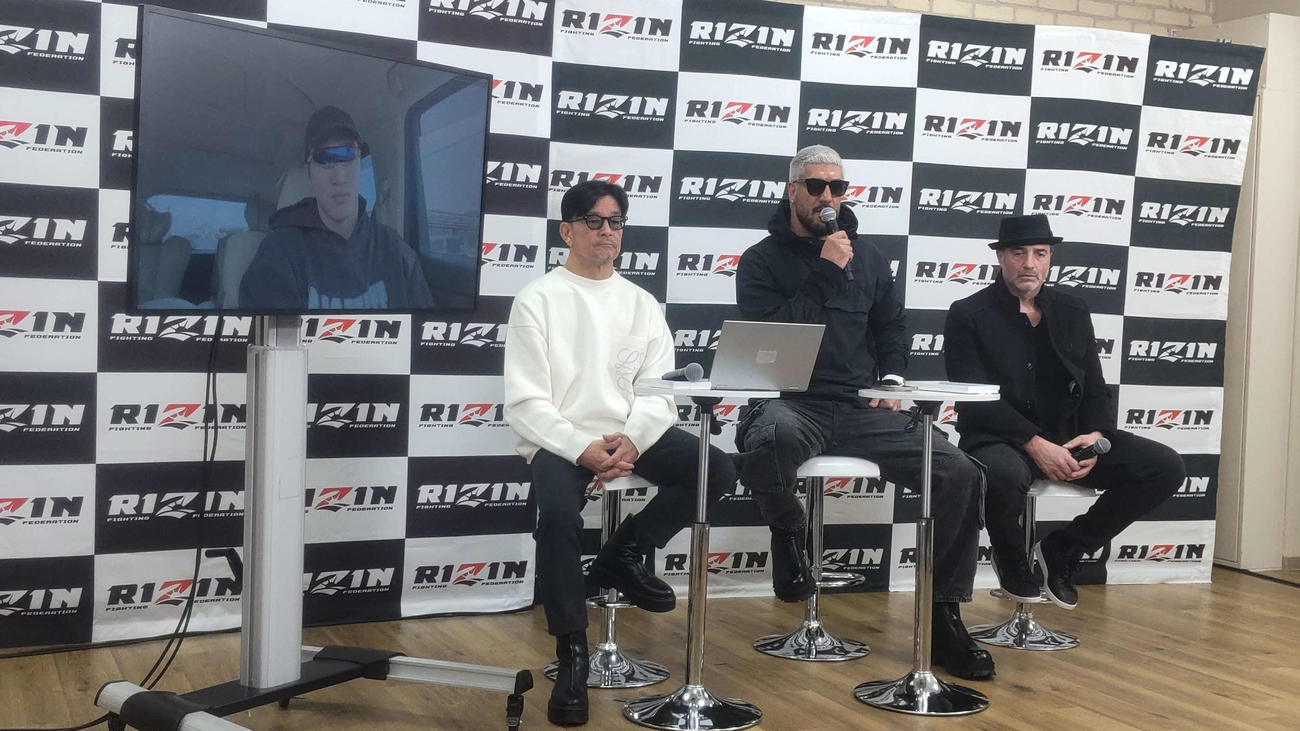 ABEMA特番にZOOMで出演した安保瑠輝也とスタジオの（左から）RIZIN榊原信行CEO、シナ・カリミアン、ニコラス・ペタス氏