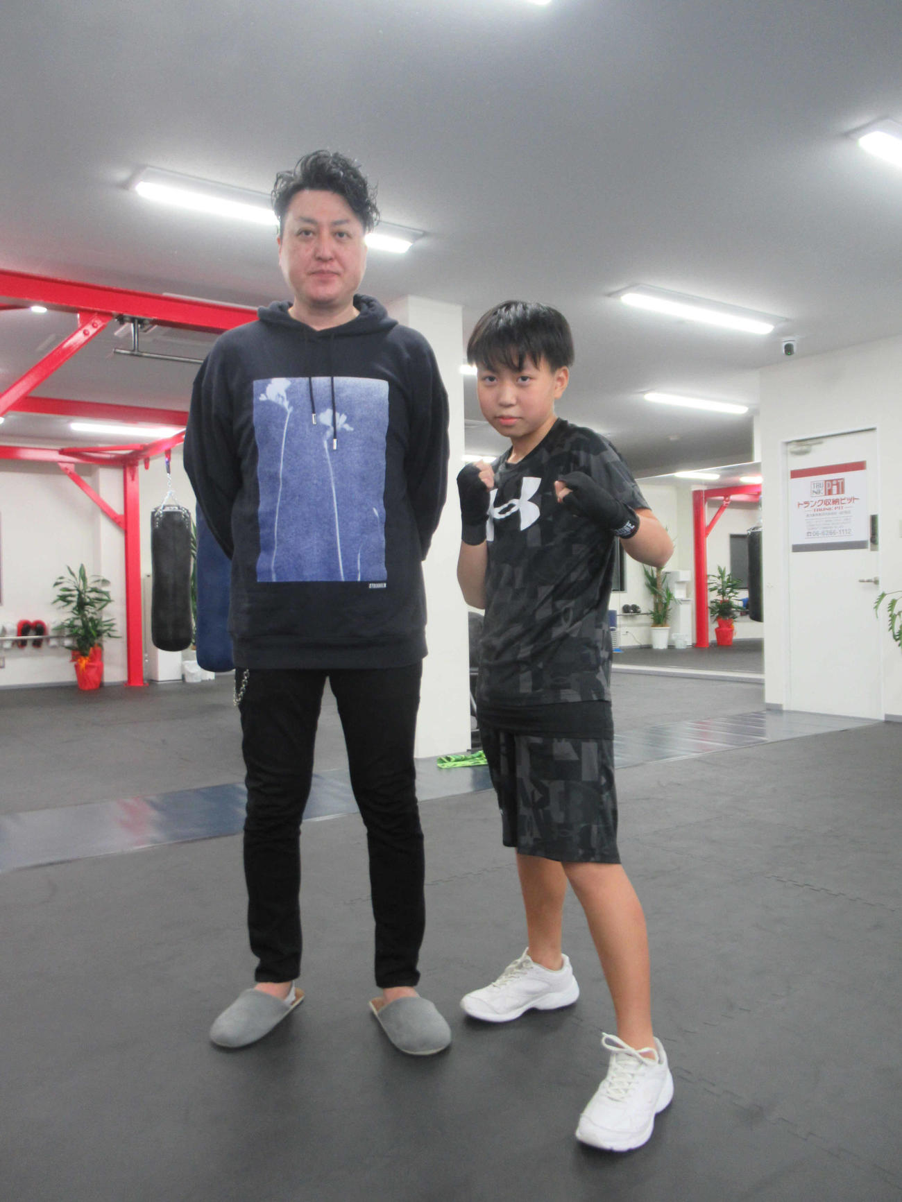 徳山ジムから世界王者を目指す竹野くん（右）と父の元ニさん（2024年12月26日撮影）