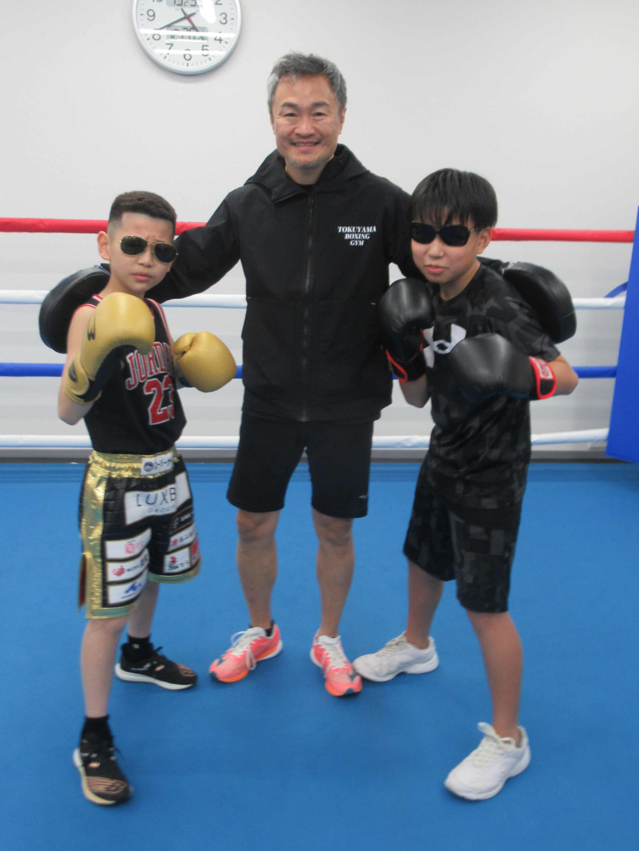 サングラスで決める西藤くん（左）と竹野くん（右）。中央は徳山会長（2024年12月26日撮影）