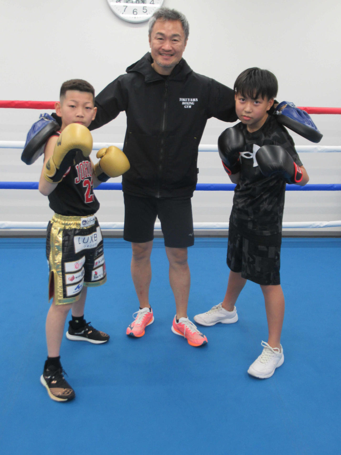 徳山会長を中心にポーズを決める西藤くん（左）と竹野くん（右）（2024年12月26日撮影）