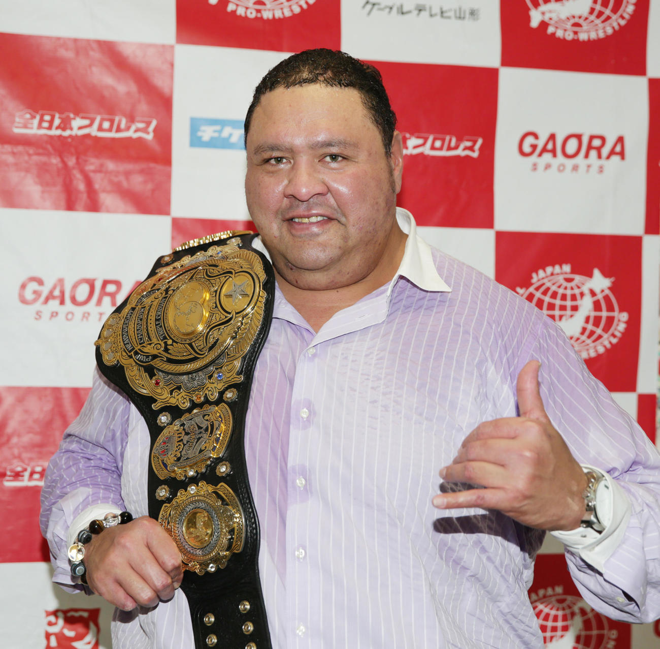 全日本プロレス後楽園大会の会見でポーズする曙太郎さん（2015年6月25日撮影）
