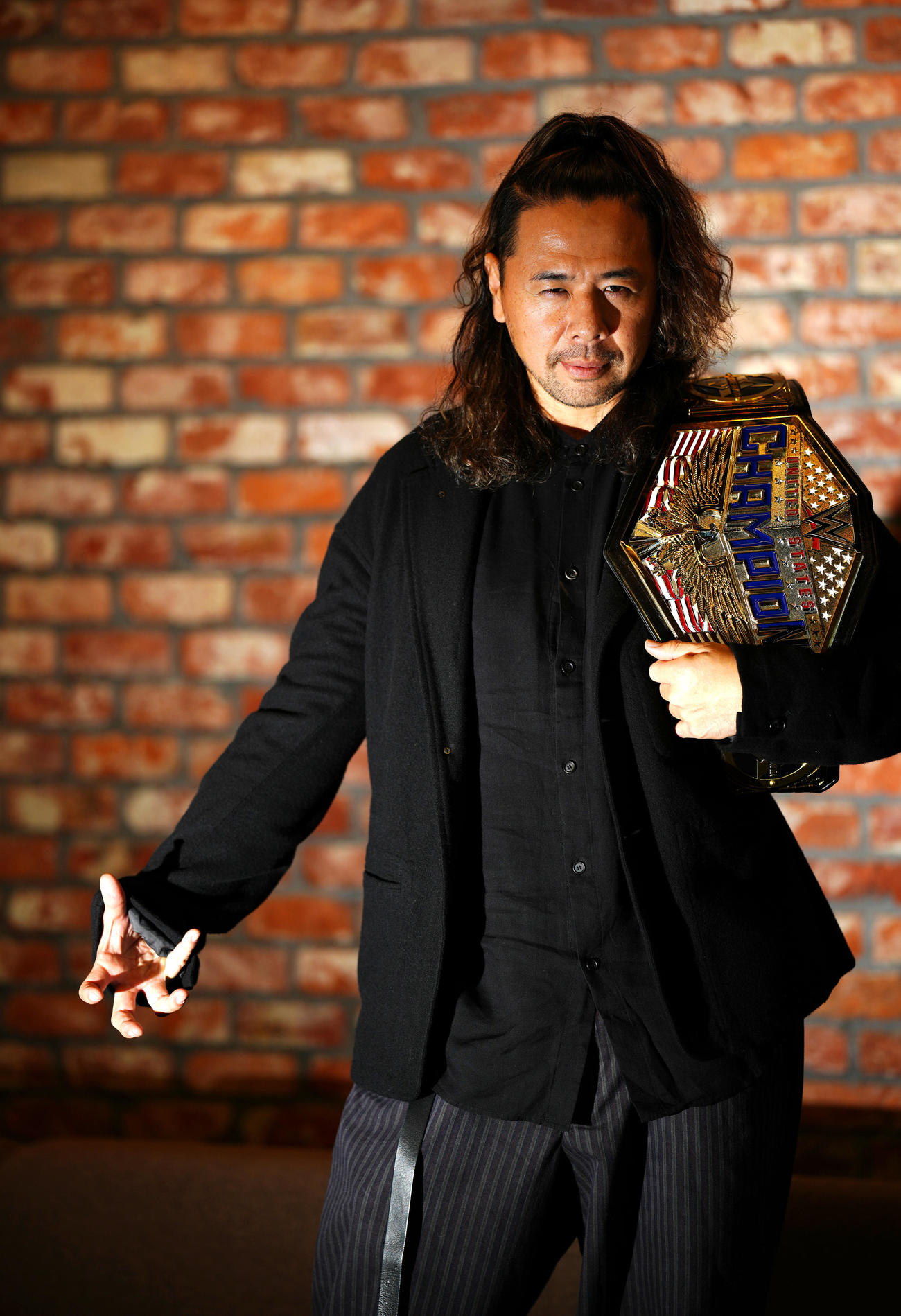 WWEのUS王者ベルトを肩にかける中邑真輔（撮影・江口和貴）