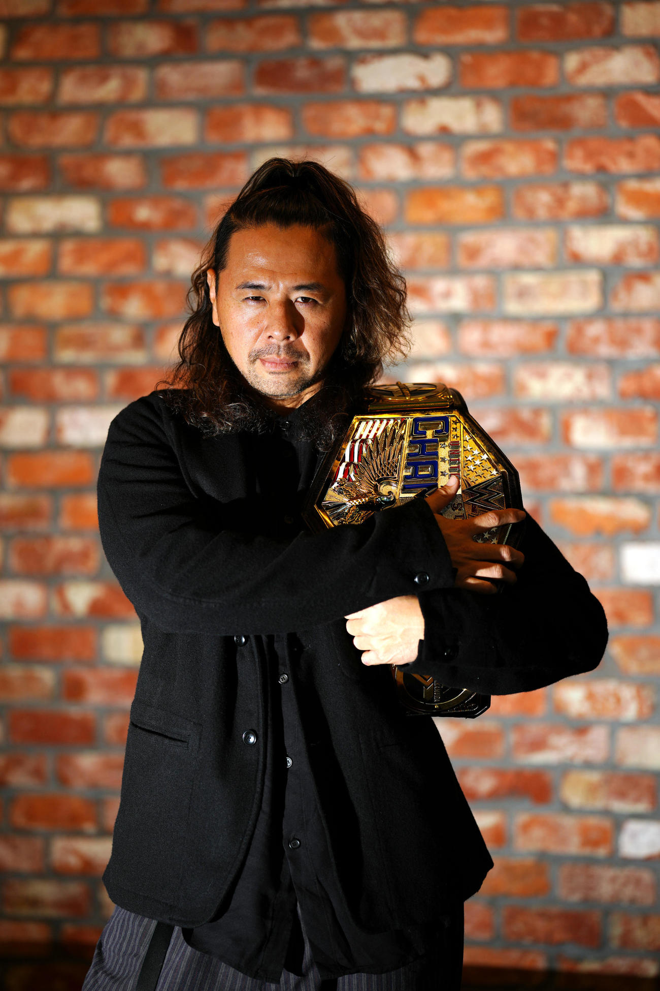 WWEのUS王者ベルトを肩にかける中邑真輔（撮影・江口和貴）