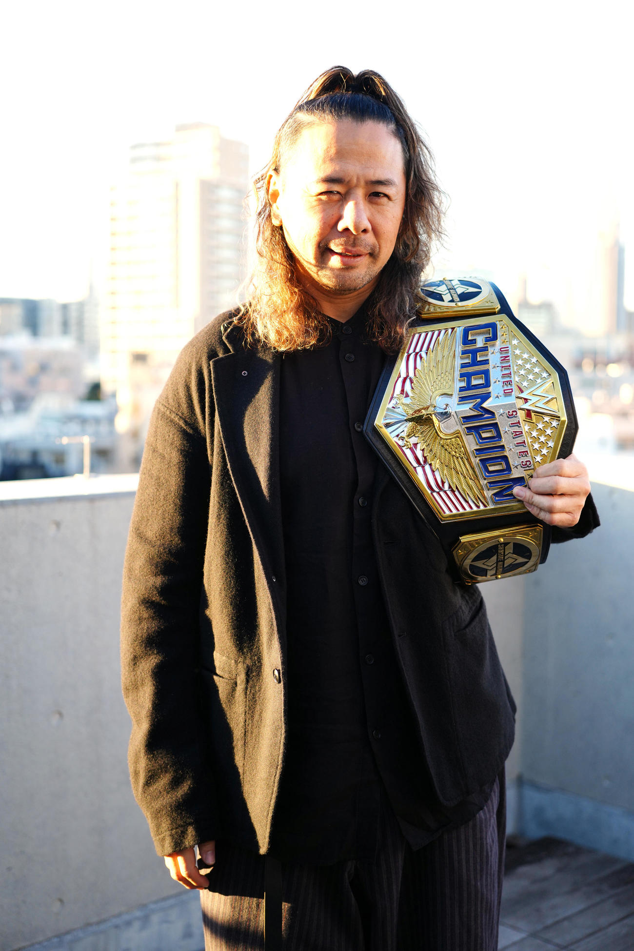 WWEのUS王者ベルトを肩にかける中邑真輔（撮影・江口和貴）