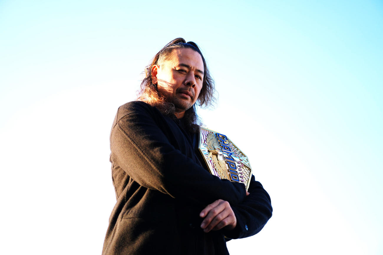 WWEのUS王者ベルトを肩にかける中邑真輔（撮影・江口和貴）