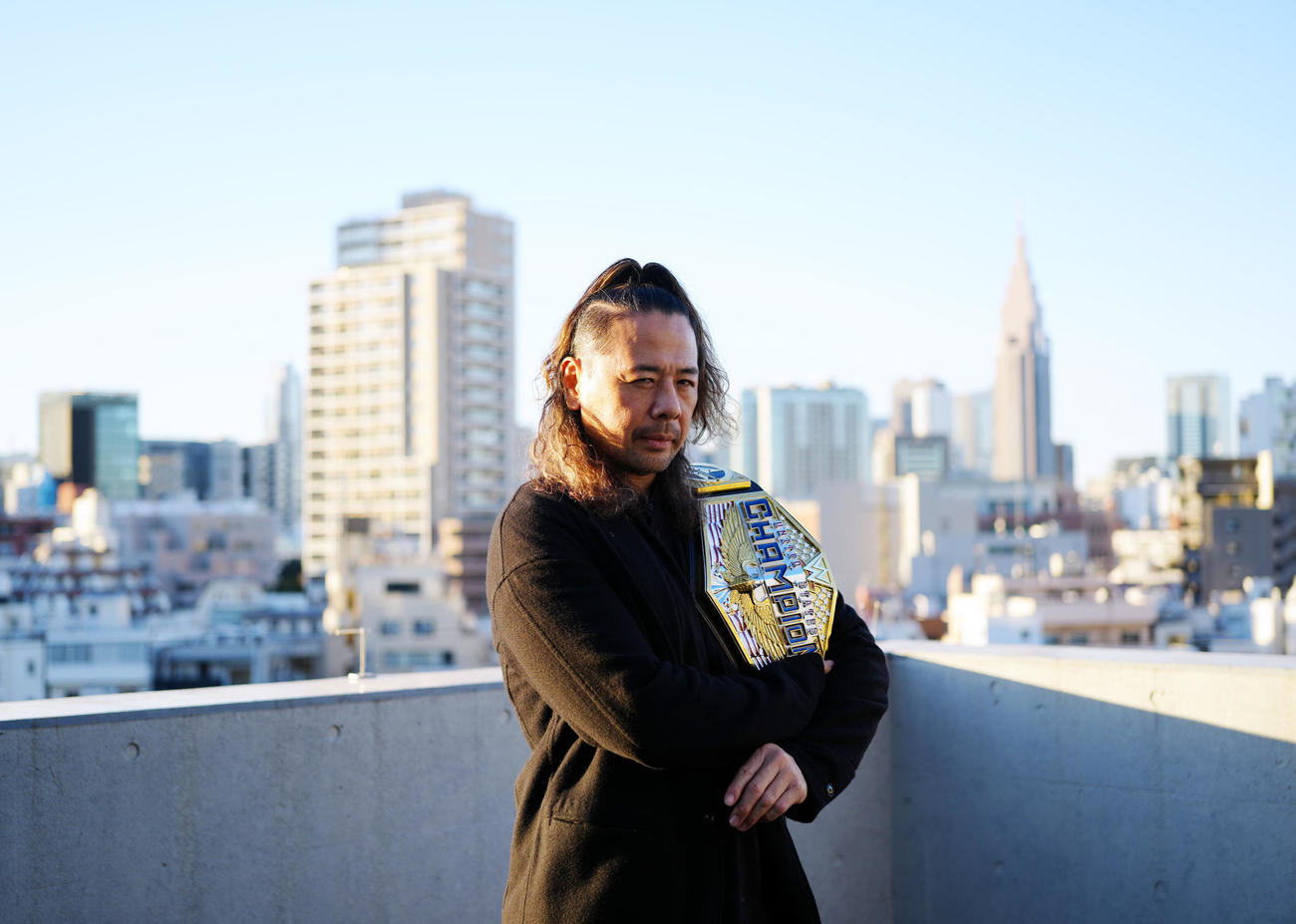 WWEのUS王者ベルトを肩にかける中邑真輔（撮影・江口和貴）
