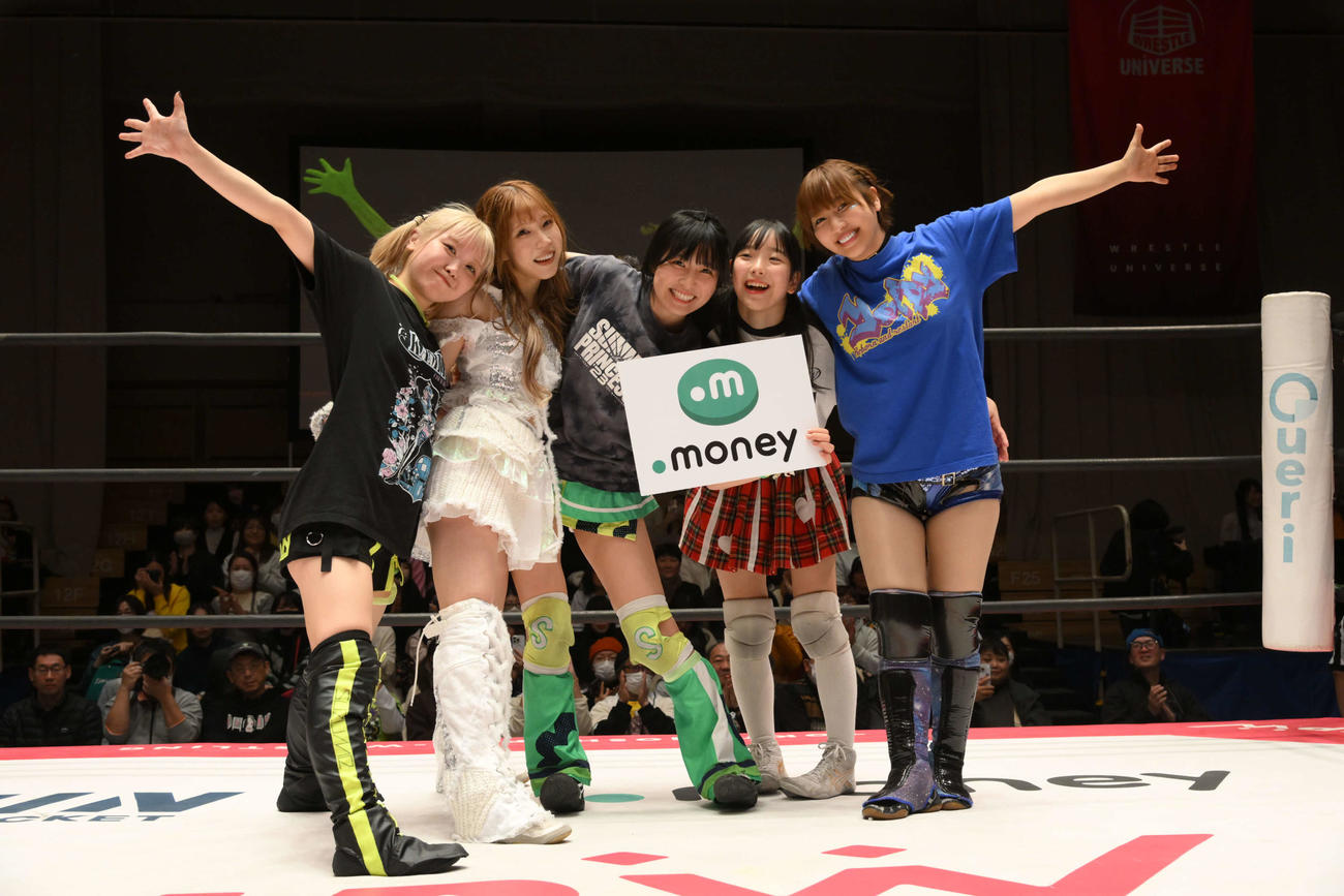 勝ち抜き戦に勝利した白組（左から鈴芽、瑞希、鈴木志乃、高見汐珠、長谷川美子