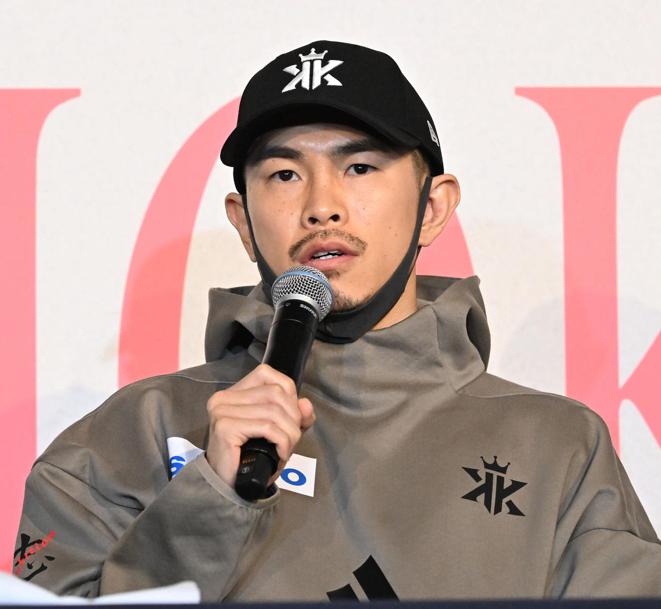 WBA世界スーパーフライ級タイトルマッチ王者のマルティネスの体調不良で試合中止が決定され記者会見する挑戦者の井岡（撮影・千葉一成）