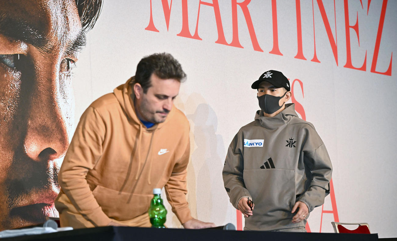 記者会見を終え、席を立つ挑戦者の井岡。左はマルティネスのマネージャー兼トレーナーのカラブレッセ氏（撮影・千葉一成）