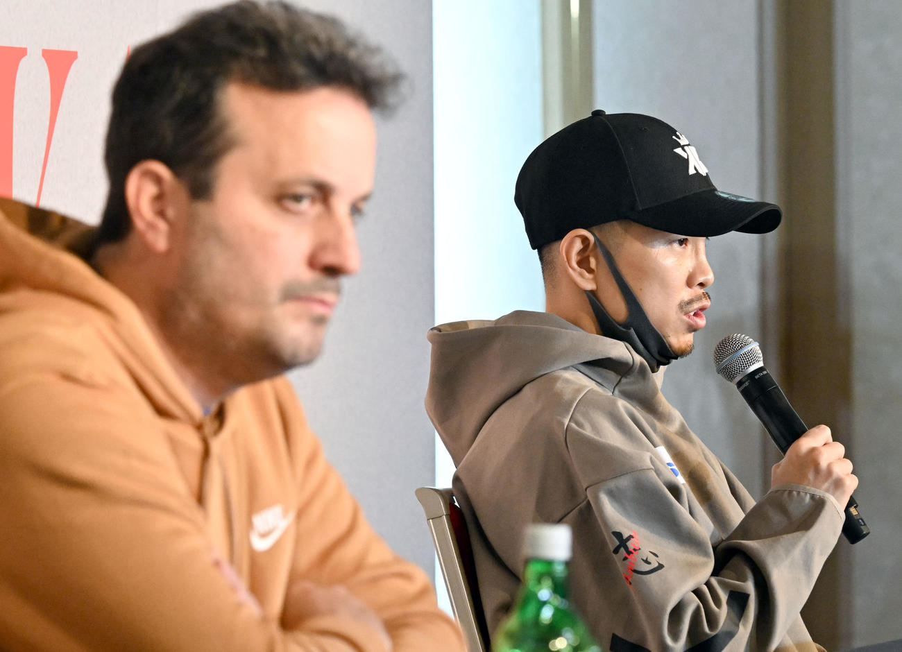 世界戦の中止が決定され記者会見する挑戦者の井岡。左はマルティネスのマネージャー兼トレーナーのカラブレッセ氏（撮影・千葉一成）