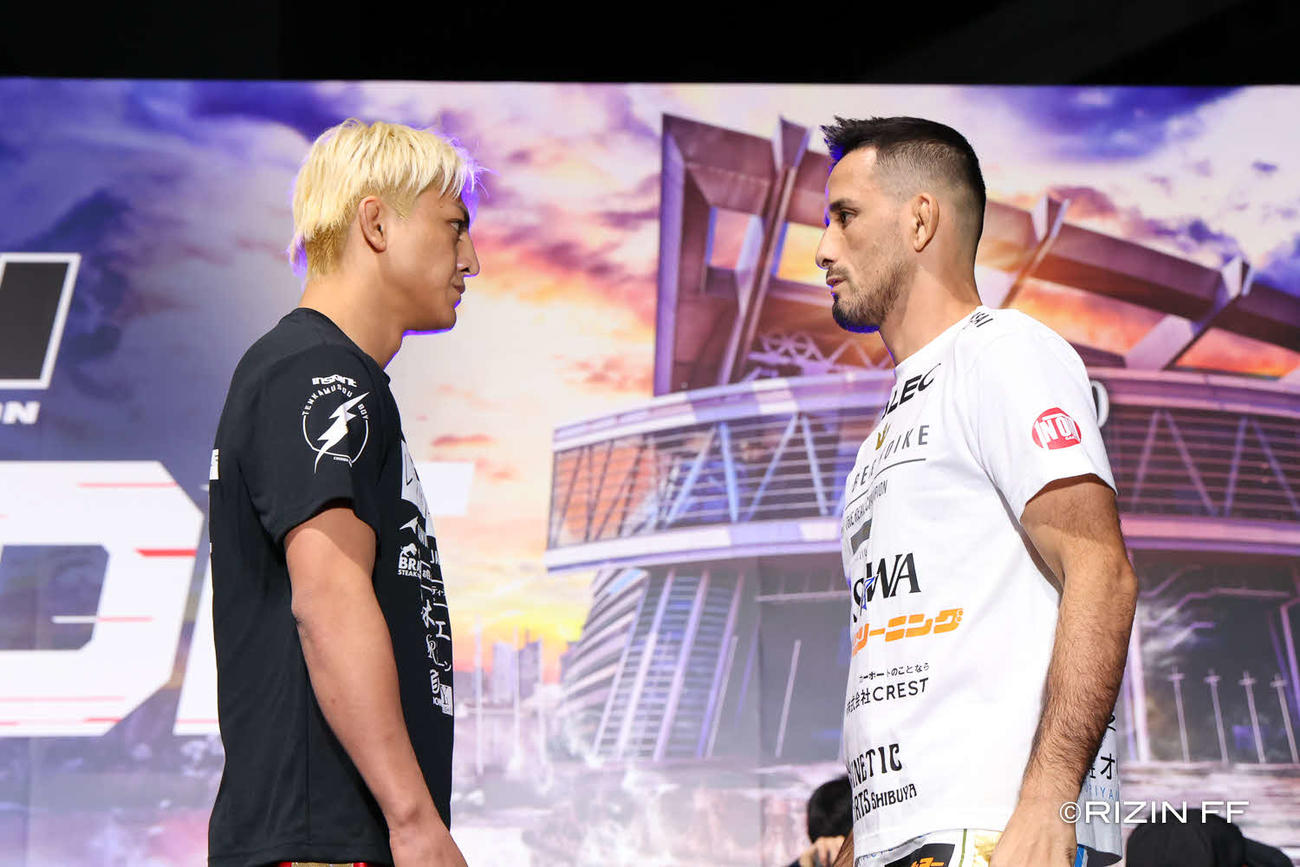 計量後ににらみあう鈴木千裕（左）とクレベル・コイケ（C）RIZIN FF