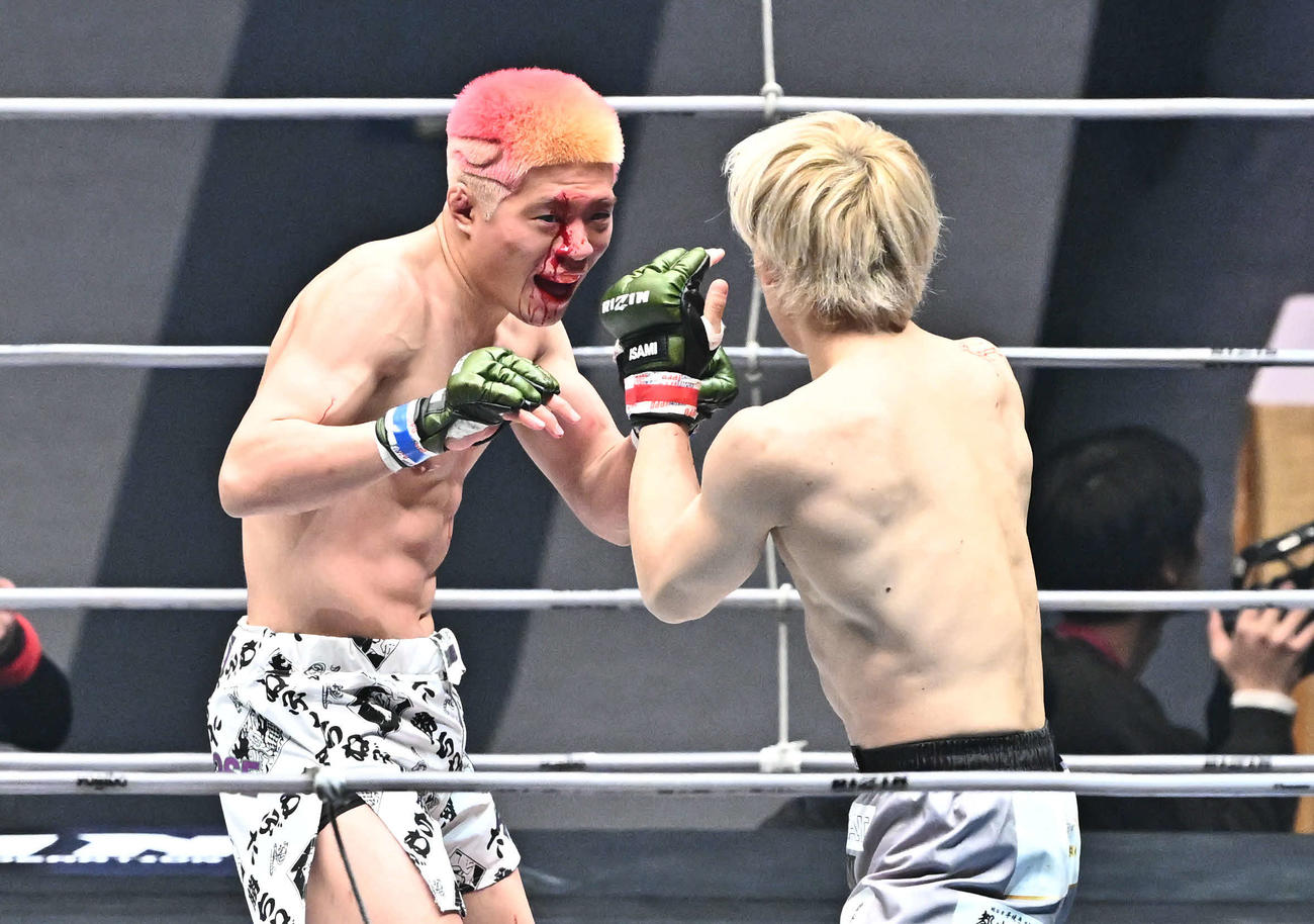 五明宏人（右）との対戦で流血する赤田プレイボイ功輝（撮影・滝沢徹郎）