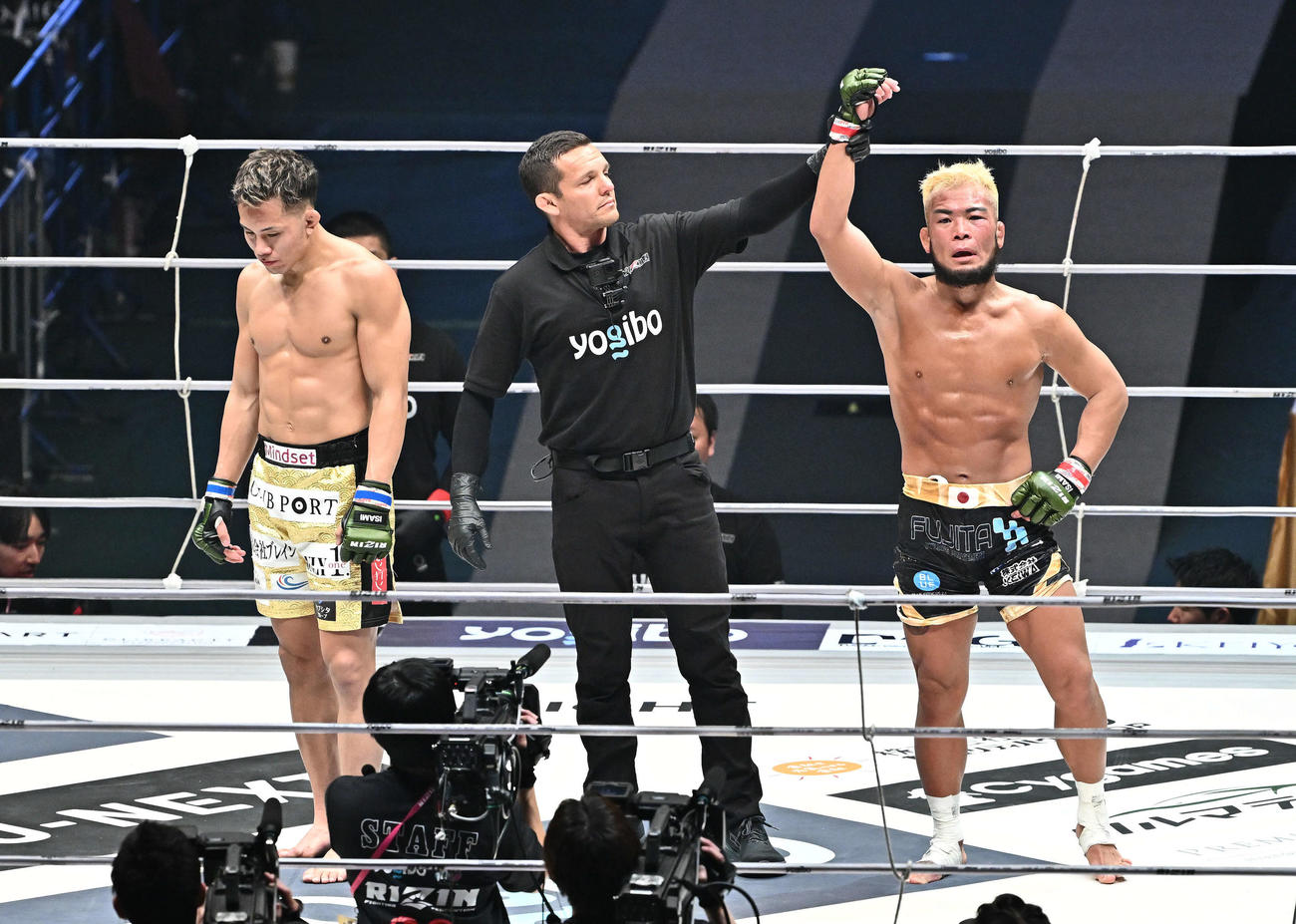 武田光司（右）は判定で新井すぐるに勝利する（撮影・滝沢徹郎）