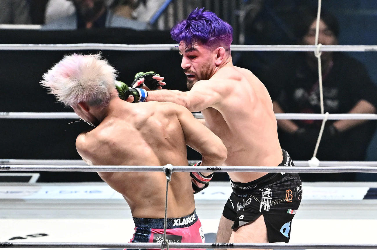 ホセ・トーレス（右）は神龍誠にパンチを打ち込む（撮影・滝沢徹郎）