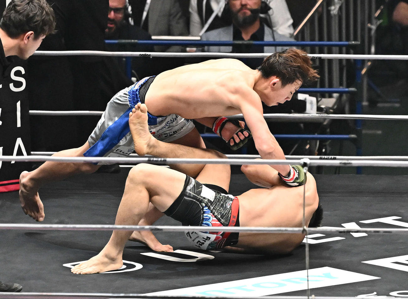 安井飛馬（上）は黒薔薇くんにパンチを打ち込む（撮影・滝沢徹郎）
