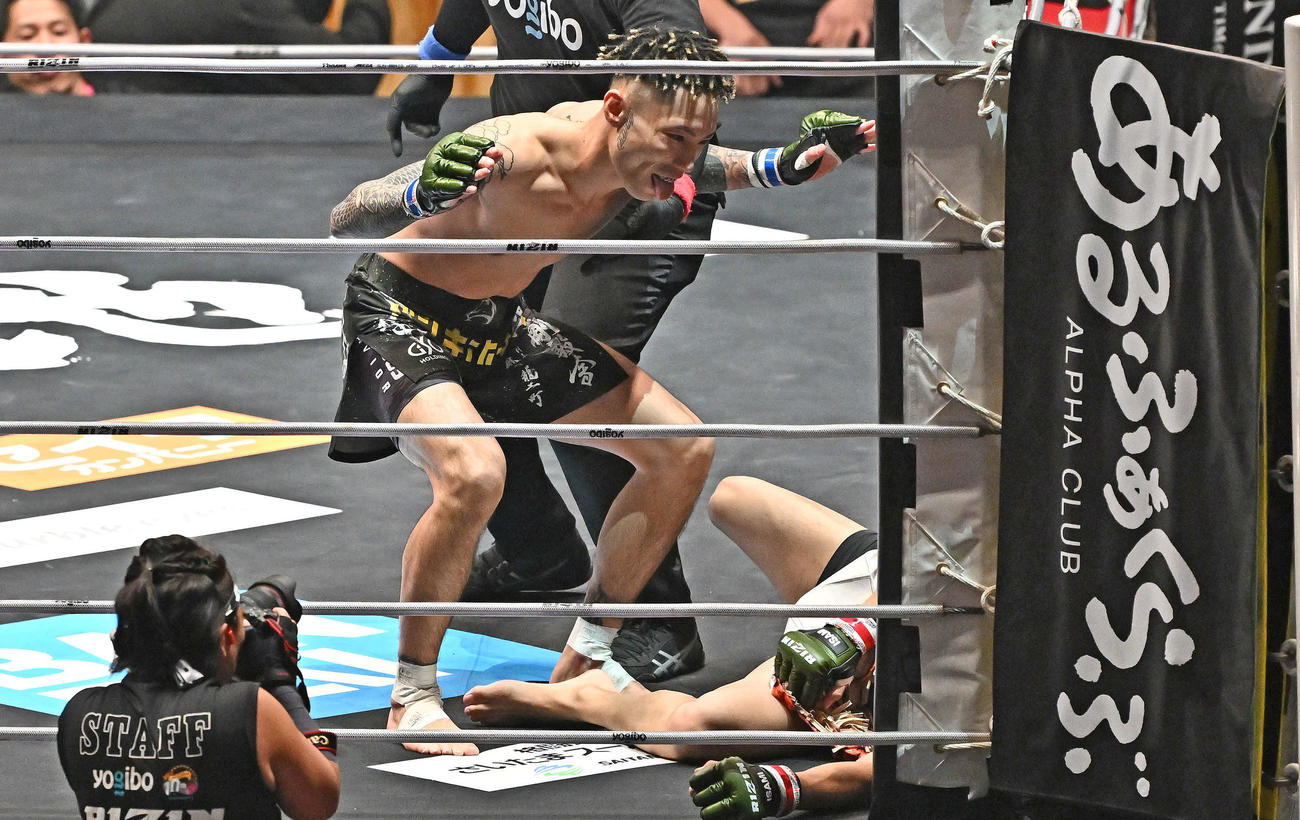 篠塚辰樹（左）は野田蒼からダウンを奪う（撮影・滝沢徹郎）