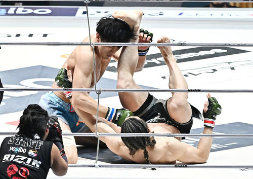 桜庭大世（上）は矢地祐介にパンチを打ち込み勝利する（撮影・滝沢徹郎）