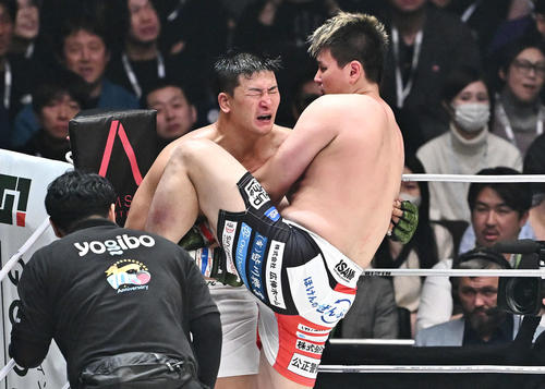 上田幹雄（右）はキム・テインの顔面に膝蹴りを入れKO勝ちする（撮影・滝沢徹郎）