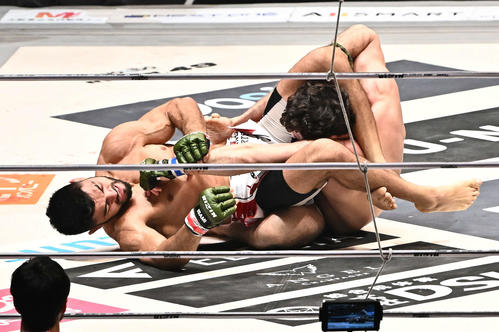 ホベルト・サトシ・ソウザ（左）はヴガール・ケラモフを攻める（撮影・滝沢徹郎）