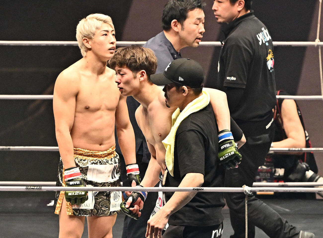 冨沢大智（後方）に敗れた三浦孝太（中央）はセコンドの肩を借り引き揚げる（撮影・滝沢徹郎）