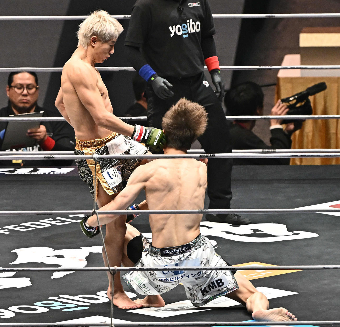冨沢大智（左）は三浦孝太に膝蹴りを決める（撮影・滝沢徹郎）
