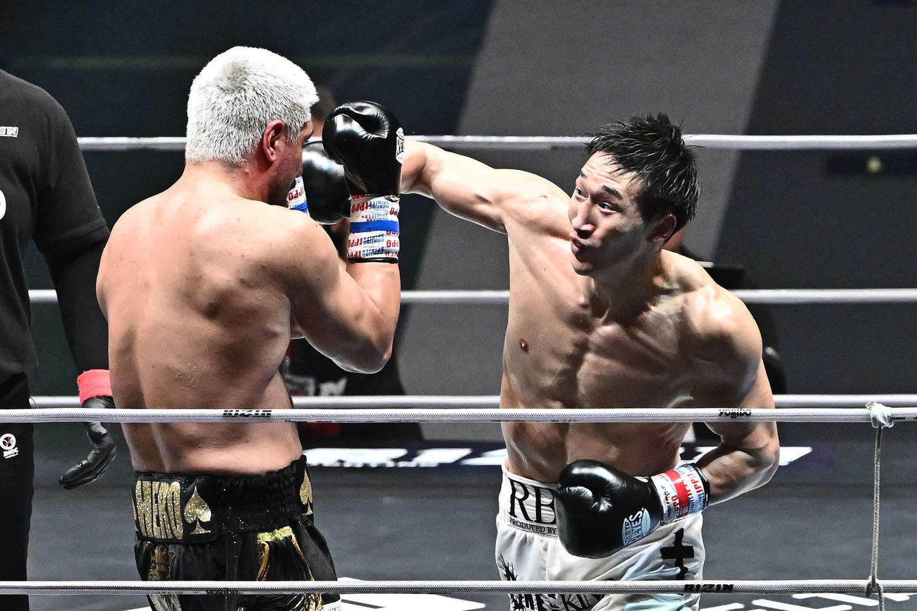 安保瑠輝也（右）はシナ・カリミアンにパンチを打ち込む（撮影・滝沢徹郎）