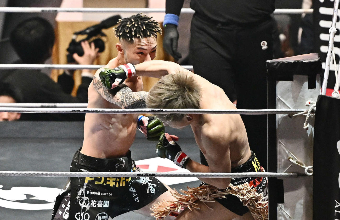 篠塚辰樹（左）は野田蒼にパンチを打ち込みダウンを奪う（撮影・滝沢徹郎）
