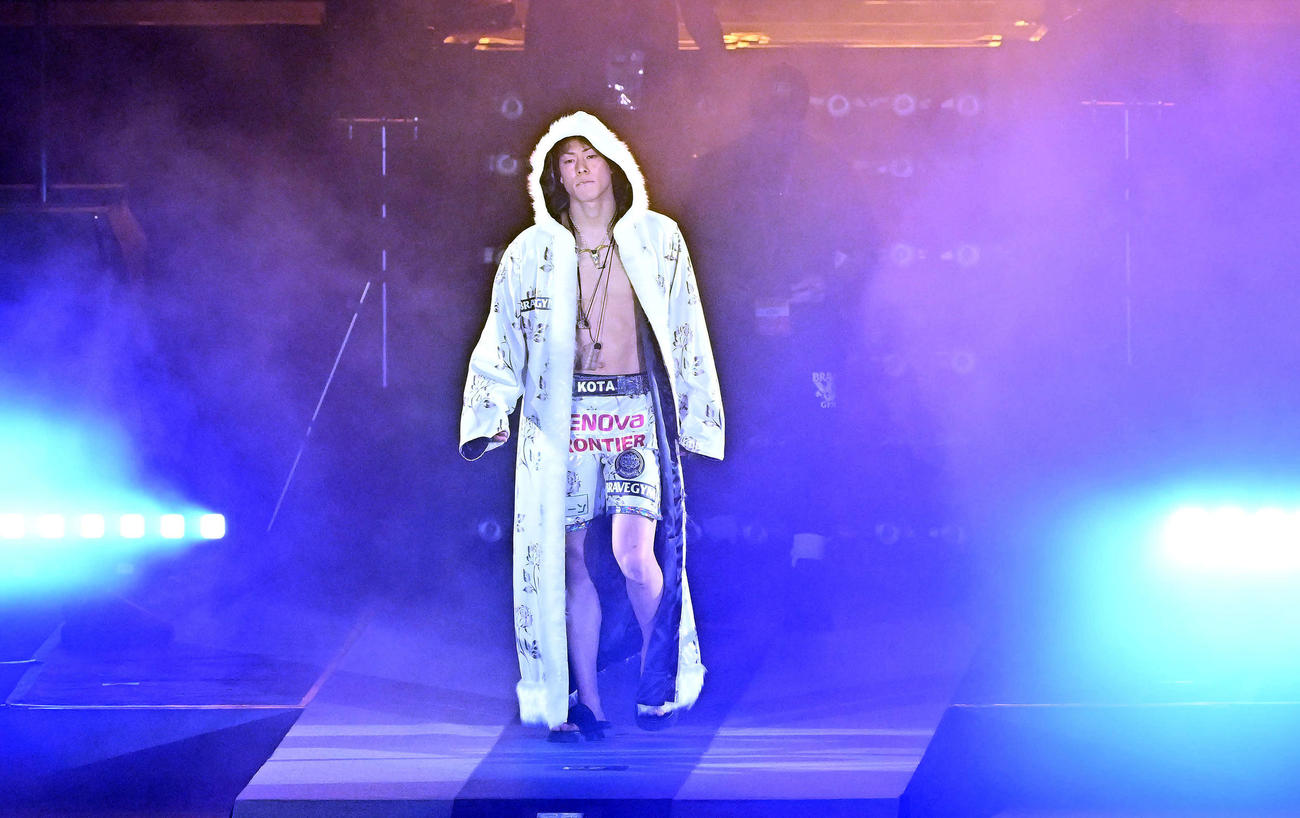 入場する三浦孝太（撮影・滝沢徹郎）
