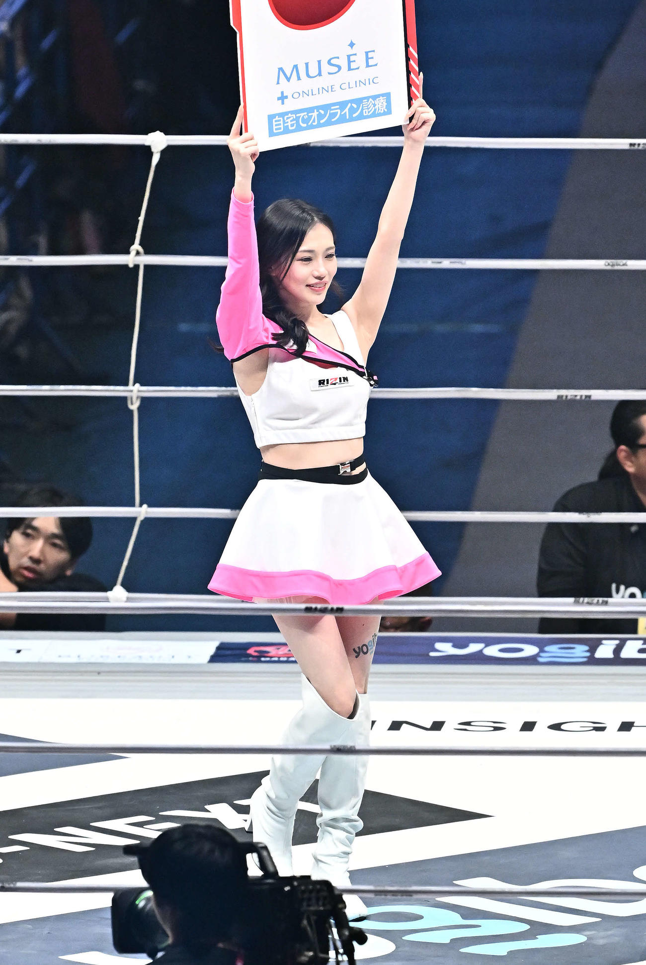 リングを彩るRIZINガールの田丸りさ（撮影・滝沢徹郎）
