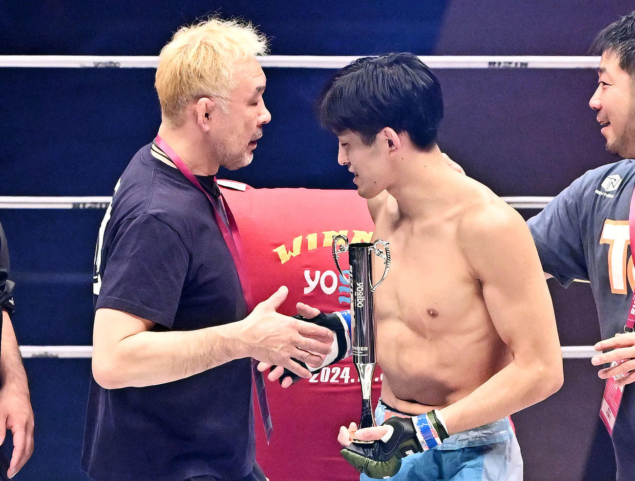矢地祐介に勝利した桜庭大世（右）は父の桜庭和志と握手を交わす（撮影・滝沢徹郎）