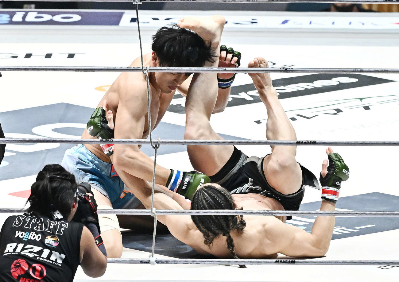 桜庭大世（上）は矢地祐介にパンチを打ち込み勝利する（撮影・滝沢徹郎）