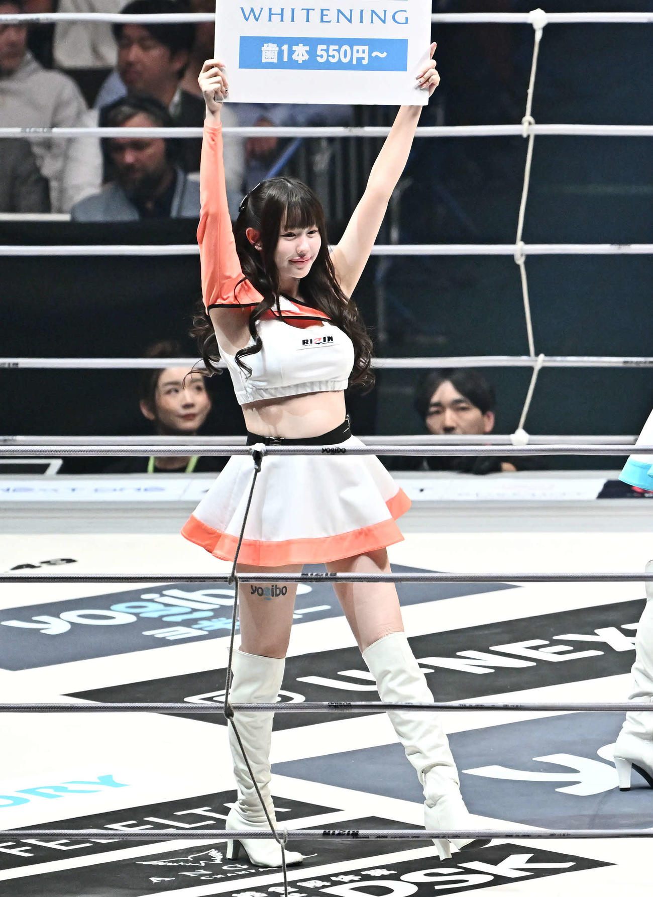 リングを彩るRIZINガールの平野由佳（撮影・滝沢徹郎）