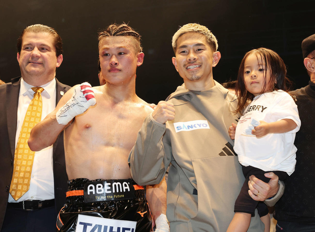アルバラードに8回TKO勝ちした堤（左）は井岡と笑顔を見せる（撮影・宮地輝）