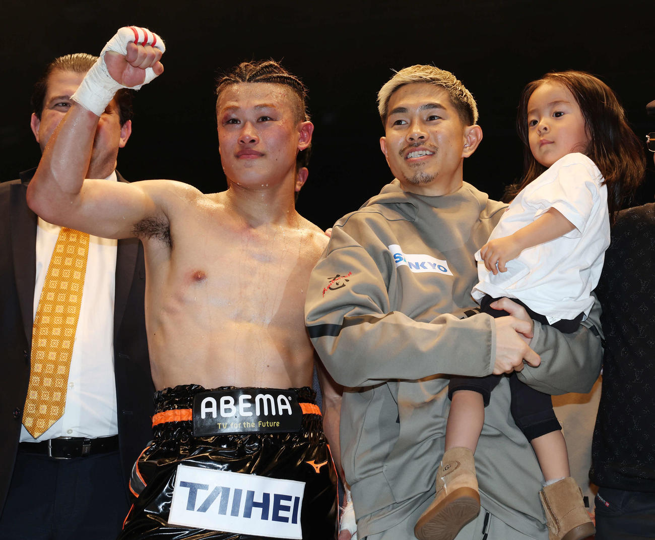 アルバラードに8回TKO勝ちした堤（左）は井岡と笑顔を見せる（撮影・宮地輝）