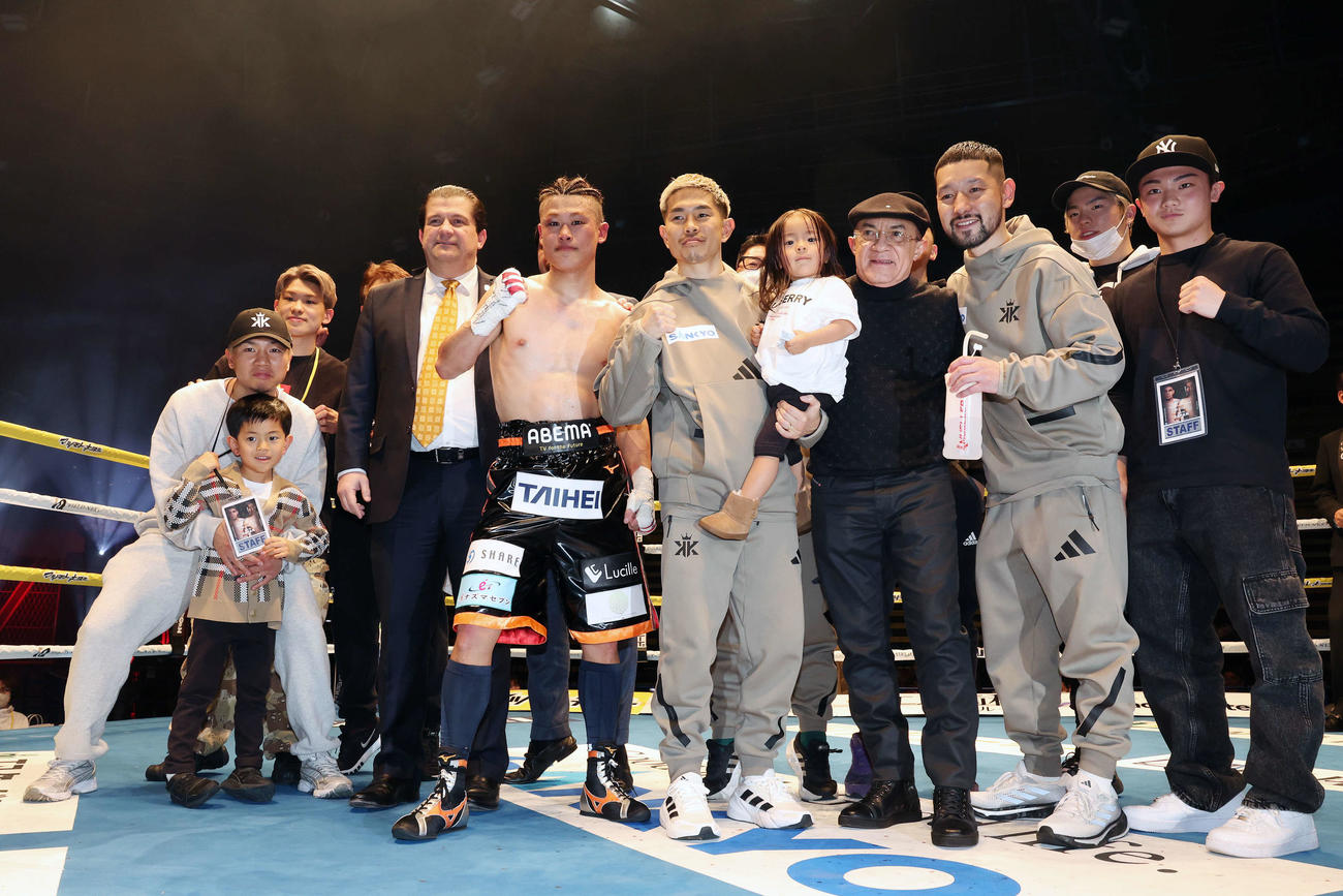 アルバラードに8回TKO勝ちした堤（中央左）は井岡（同右）らと笑顔で記念撮影する（撮影・宮地輝）