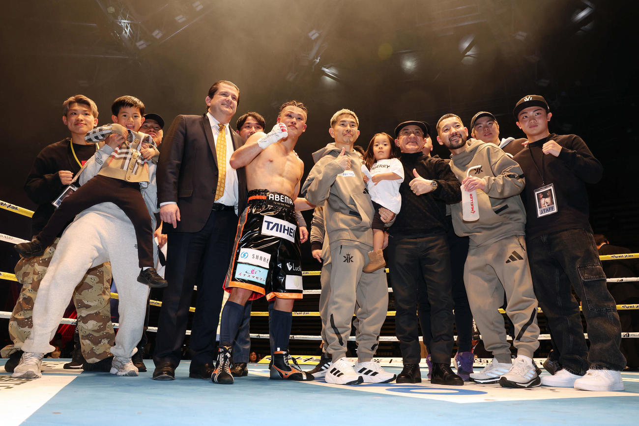 アルバラードに8回TKO勝ちした堤（中央左）は井岡（同右）らと笑顔で記念撮影する（撮影・宮地輝）