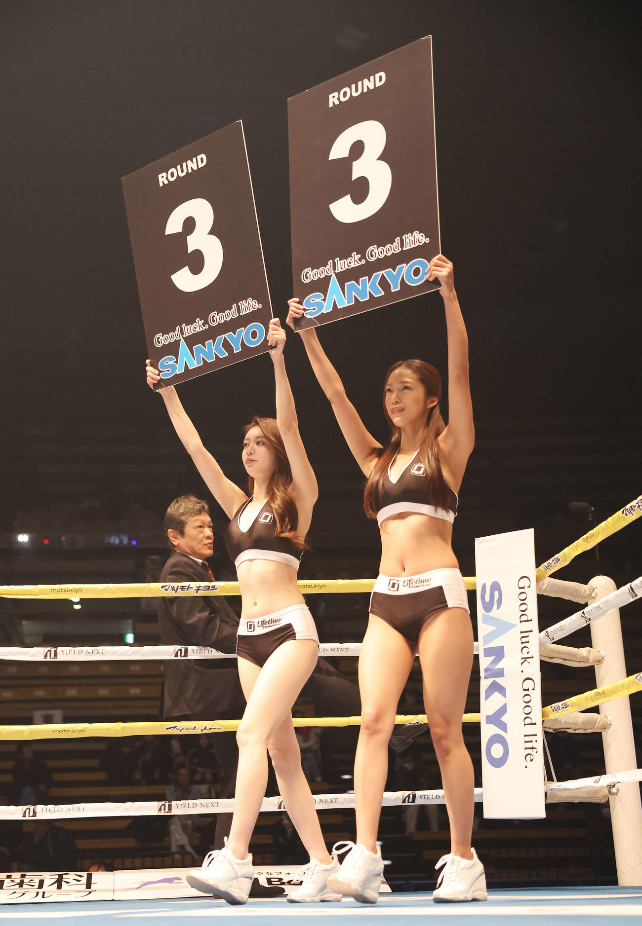 リングを彩るラウンドガールの上原沙弓理（左）と宇佐美なお（撮影・宮地輝）