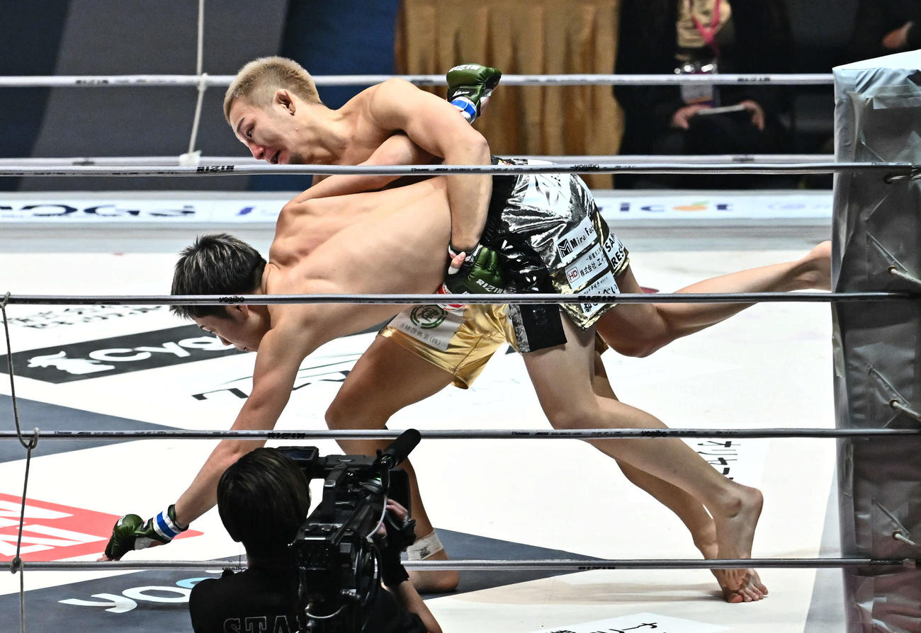 元谷友貴（上）は秋元強真を投げる（撮影・滝沢徹郎）
