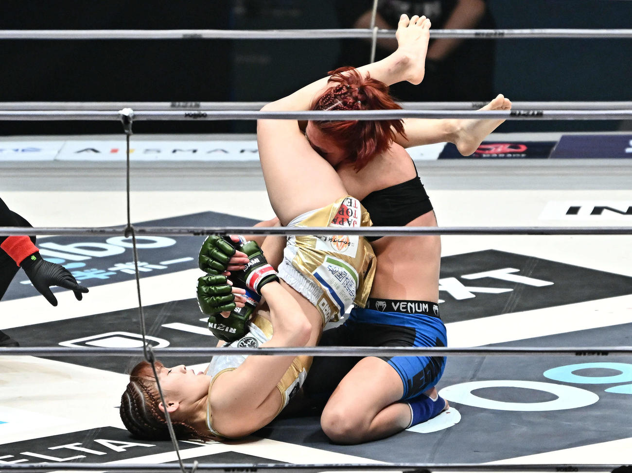 伊沢星花（下）はルシア・アプデルガリムの腕を締める（撮影・滝沢徹郎）