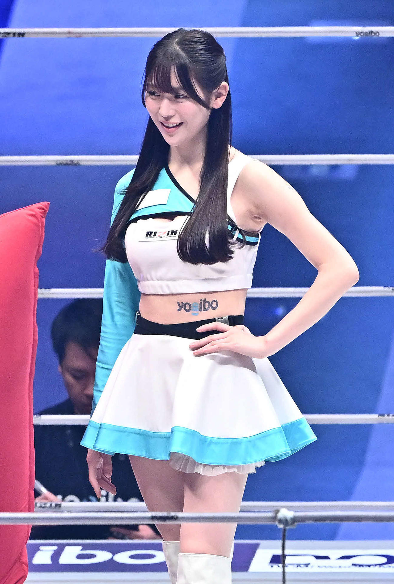 リングを彩るRIZINガールの宮瀬なこ（撮影・滝沢徹郎）